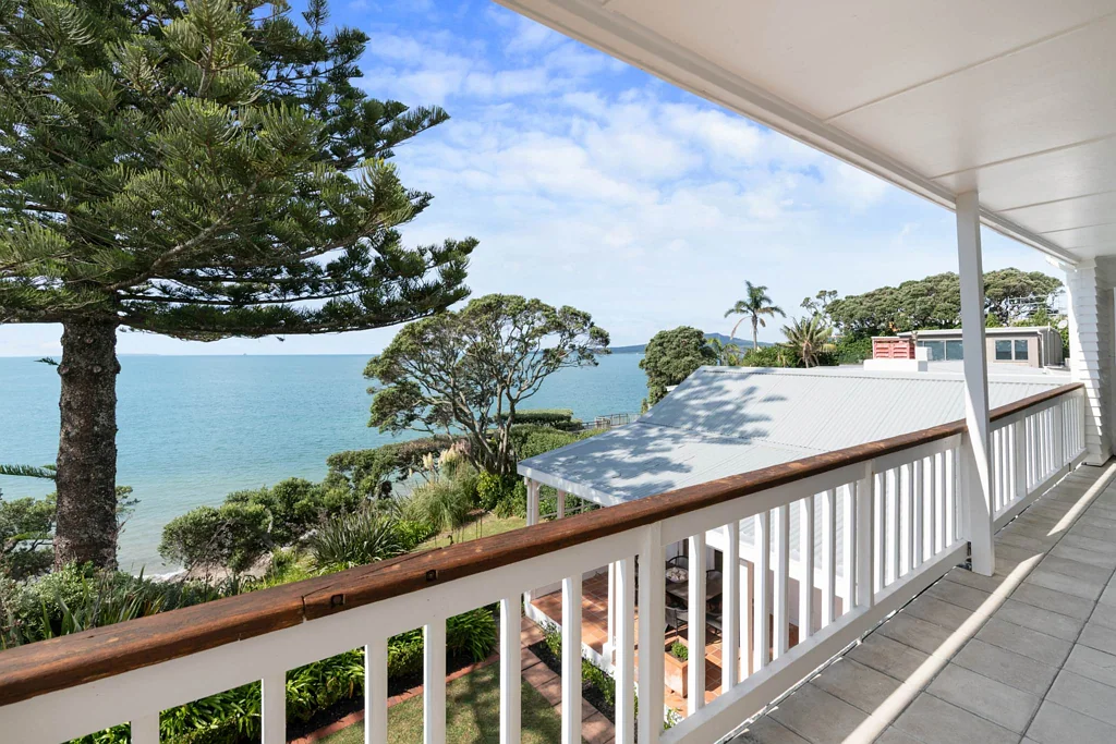 Takapuna 5房 尊崇地段住宅！俯瞰壮阔海景，永恒经典×惊艳潜力，拎包入住/投资皆宜！ Prestigious Takapuna Location