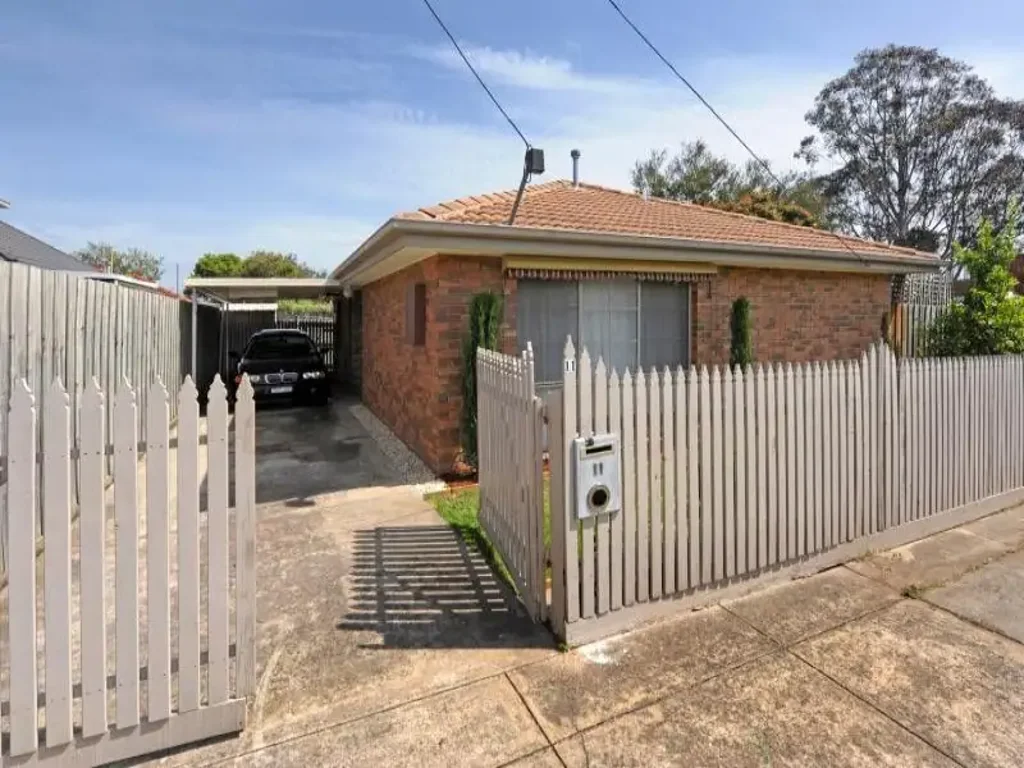 LOW MAINTENANCE HOME IN PRIME LOCATION CLOSE TO PUBLIC TRANSPORT