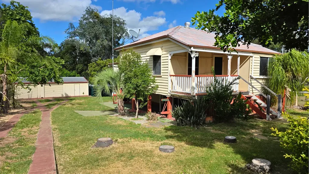 Gayndah 3Habitaciones Character-Filled Timber Home on 921sqm - Renovate & Reap the Rewards