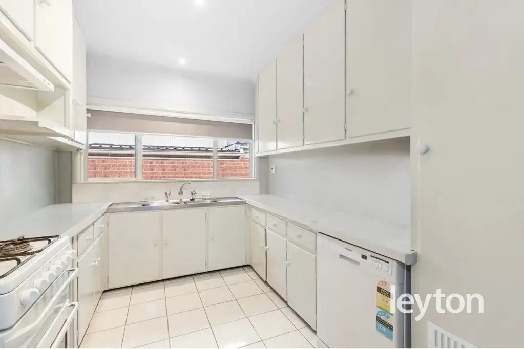 Springvale 3બેડરૂમ Vendor Say Sell!  Corner Charm and Convenience!