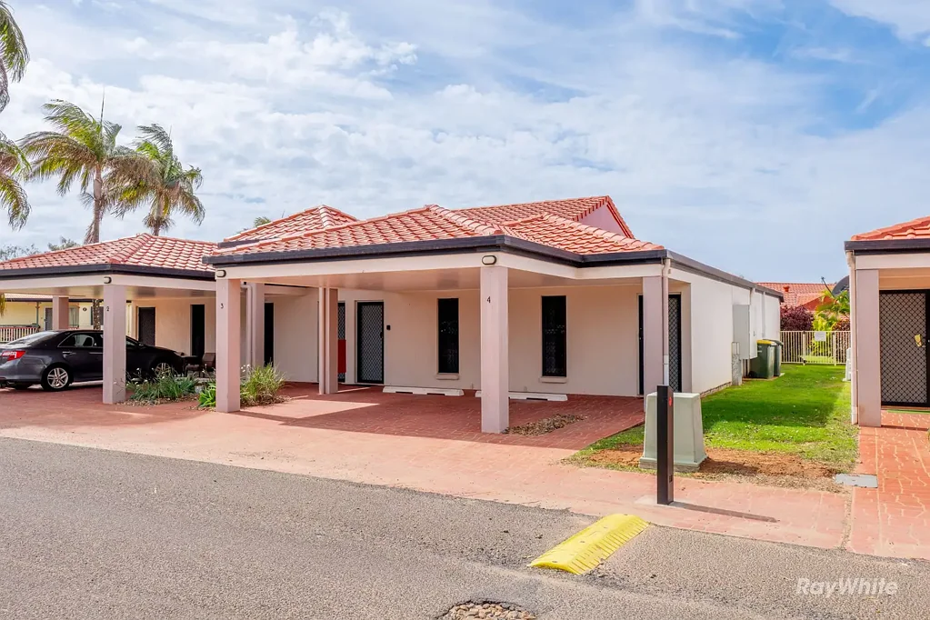 Resort-Style 2 Bedroom Unit - Pool & Tennis Court!