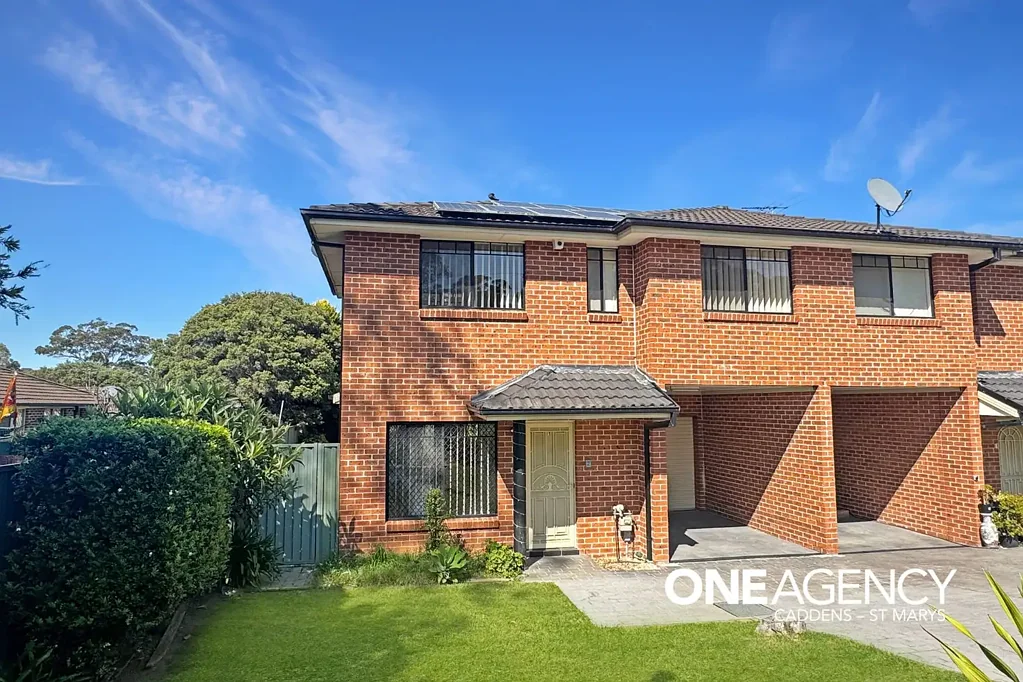 MODERN 3-BEDROOM TOWNHOUSE - WALK TO AMENITIES!!!