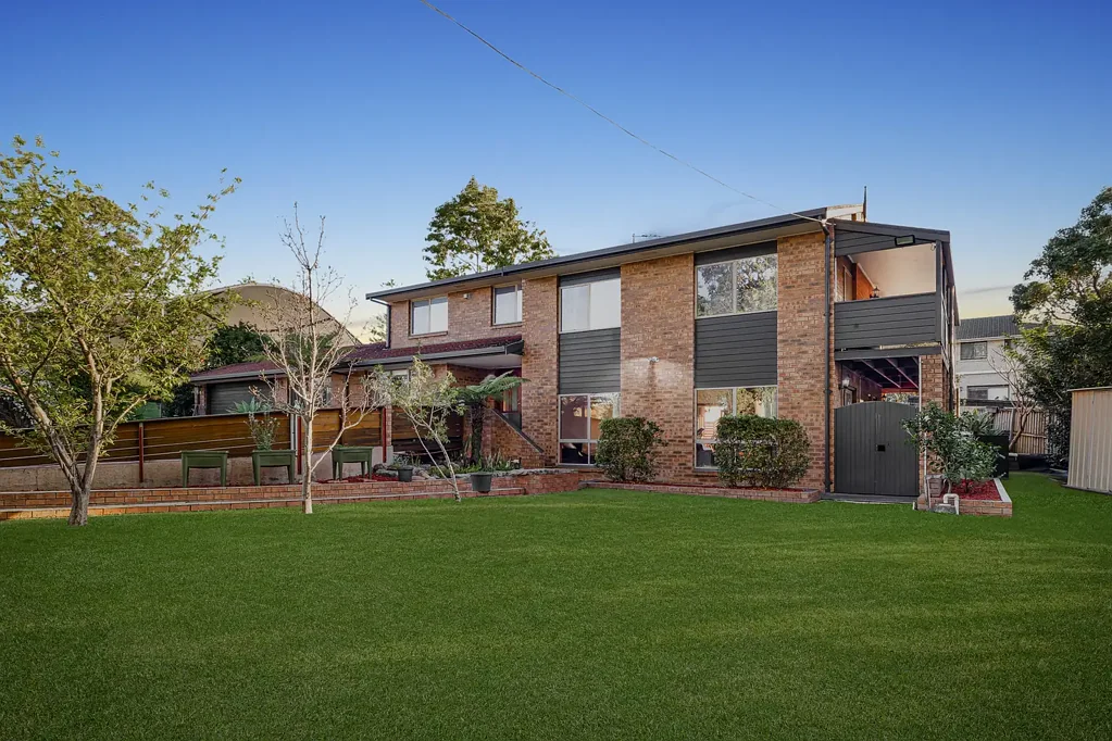 Cherrybrook 5બેડરૂમ Spacious brick home with pool and dual living potential