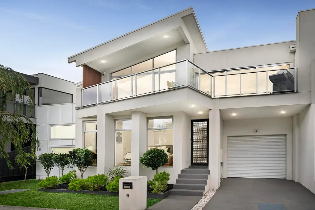 Seaholme 3房 海滨魅力优雅  三卧住宅精设  水景开阔  现代厨卫  私密庭院  步行水岸  交通便捷  生活方式优越 Effortless Coastal Luxury Just Metres from the Waterfront