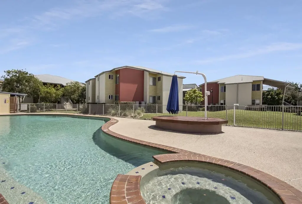 FURNISHED STUDENT ACCOM - ALL FEMALE APARTMENT