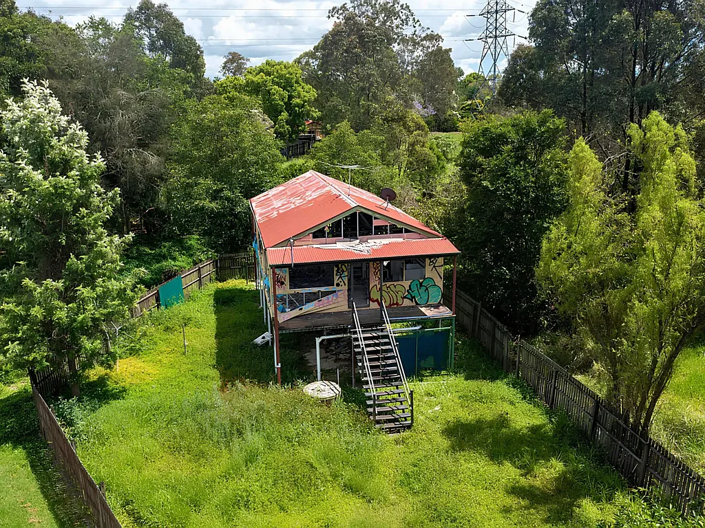 Sunnybank 3房 Sunnybank 巨大的 2,295mÂ² 土地持有，临溪 Massive 2,295mÂ² Sunnybank Land Holding with Creek Frontage