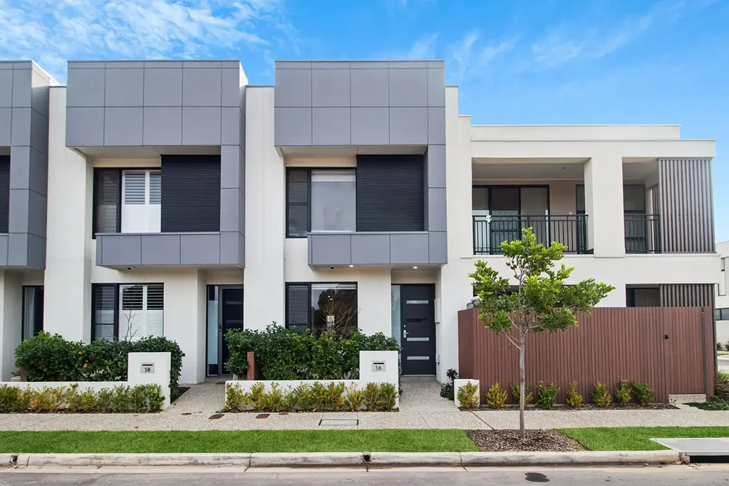West Lakes 3બેડરૂમ Modern Family Living with Multiple Living Zones in the Heart of West Lakes