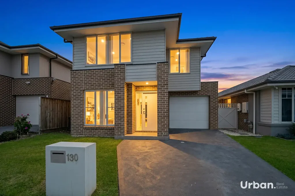 Austral 4 Slaapkamer Modern Family Home with Downstairs Bedroom & Full Bathroom