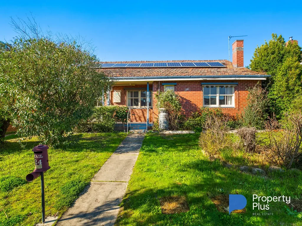 "Comfortable Family Living in a Prime Flora Hill Location"