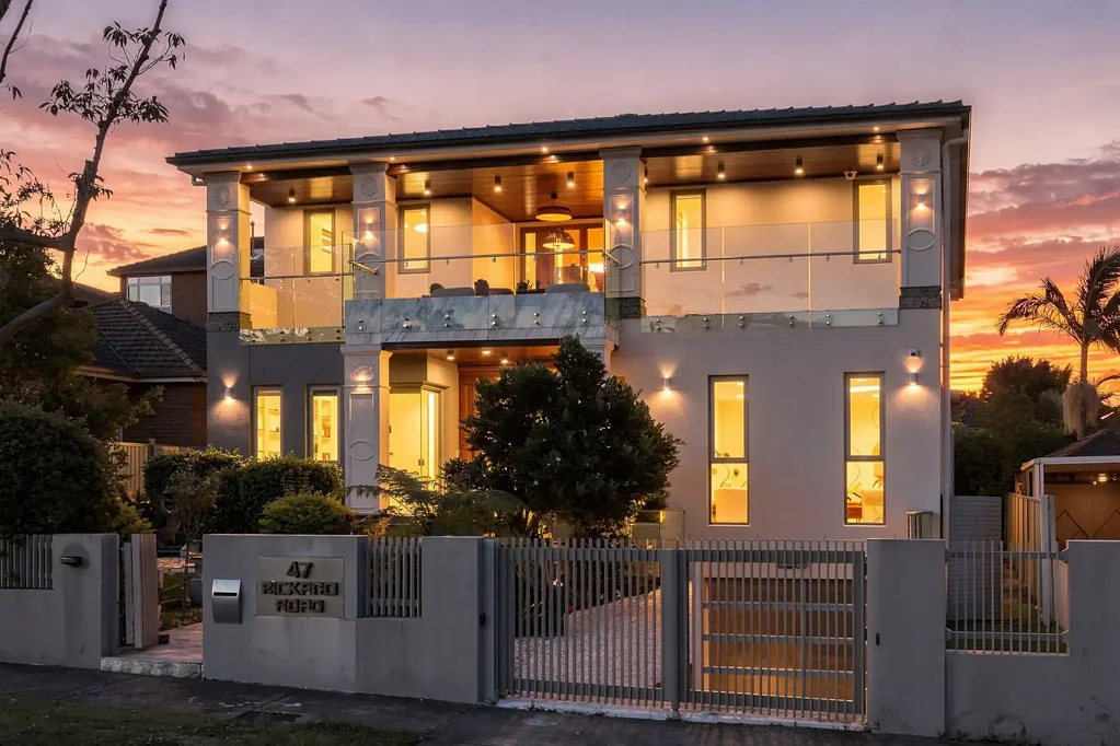 Strathfield 7कमरा Three levels of pure opulence + separate two bedroom residence