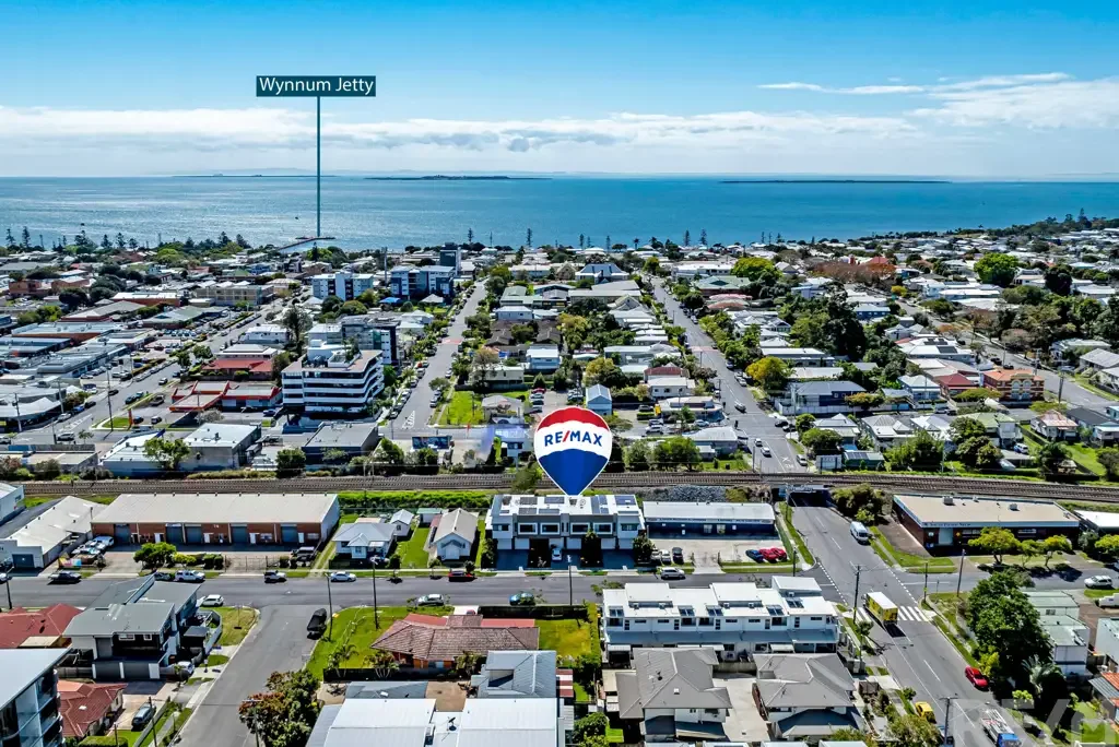 Wynnum 3Kwarto Another under contract by The Gill Team !!   Boutique townhouse steps from the Bay.