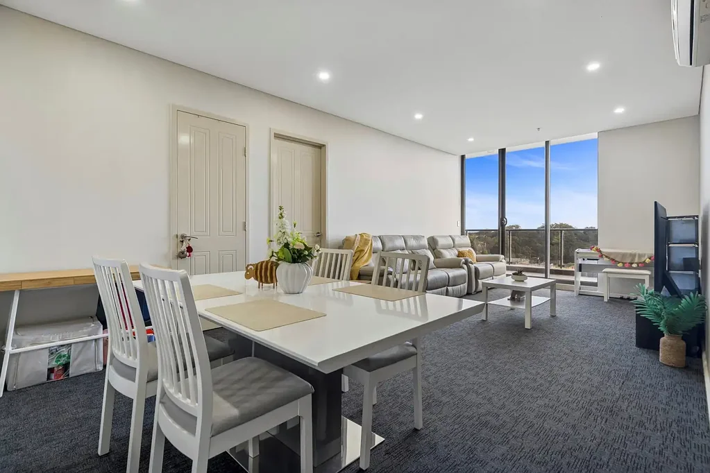 Hornsby 2房 Hornsby CBD 中心，宽敞、优质、美景尽收眼底 Space, Quality, Views at the Heart of Hornsby CBD