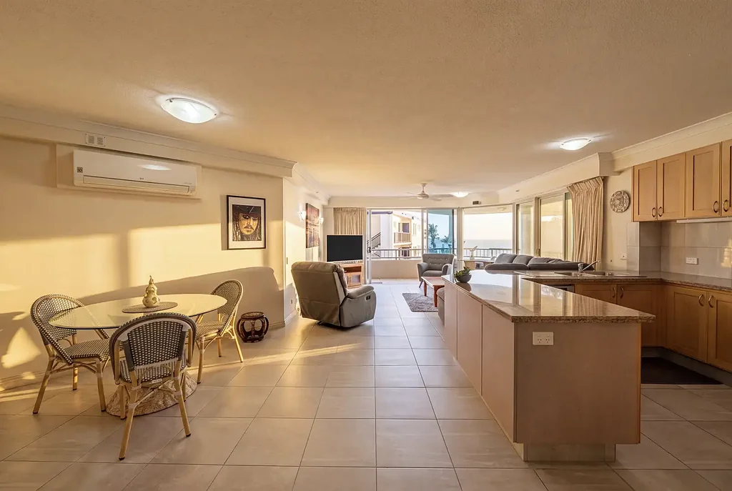 Broadbeach 2غرفة نوم Spacious Beachfront Opportunity in Oceana on Broadbeach