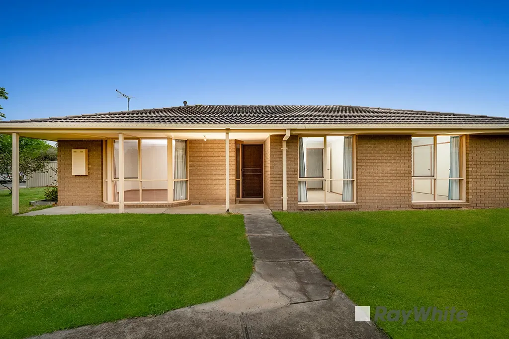 Narre Warren 3Kwarto Neat Family Home on a Large Allotment with Potential