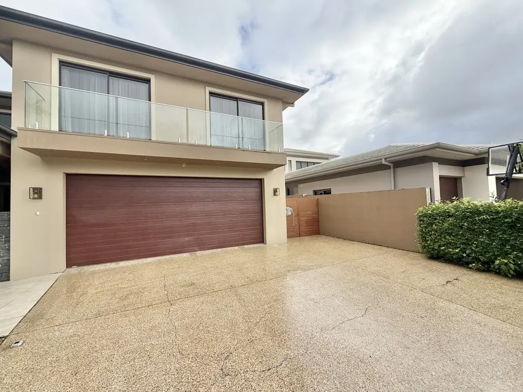 Affordable 2-Bedroom Suite in Prestigious Hope Island Location
