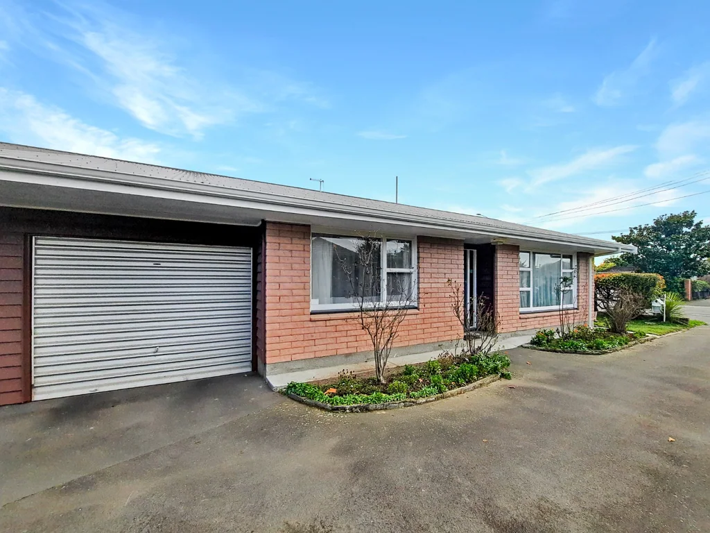 Spacious Two-Bedroom Unit in Convenient Location