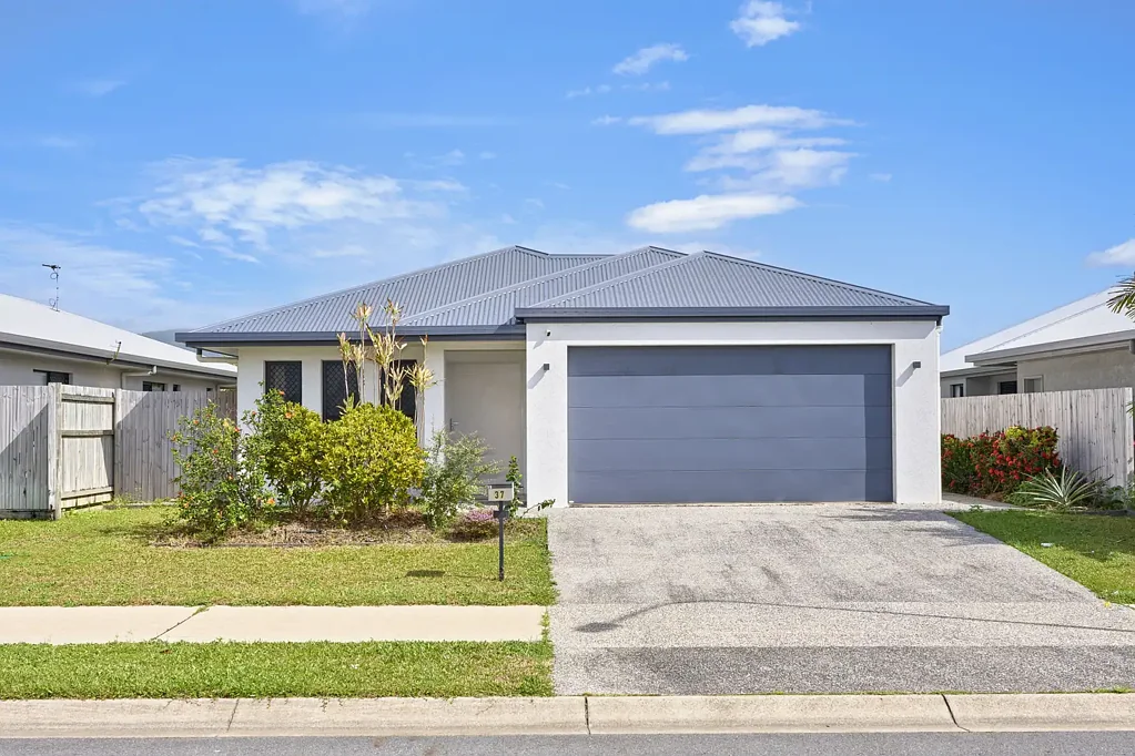 Modern, Low-Maintenance Living in Trinity Beach!