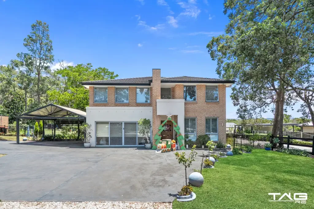 FIVE BEDROOM FAMILY HOME WITH POOL!