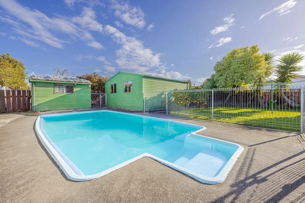 Taradale 3Kwarto Fantastic location – space, potential and pool