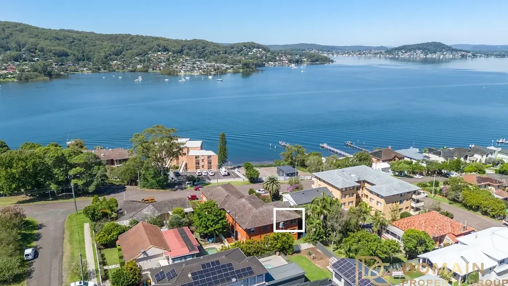 Spacious Apartment Opposite Water