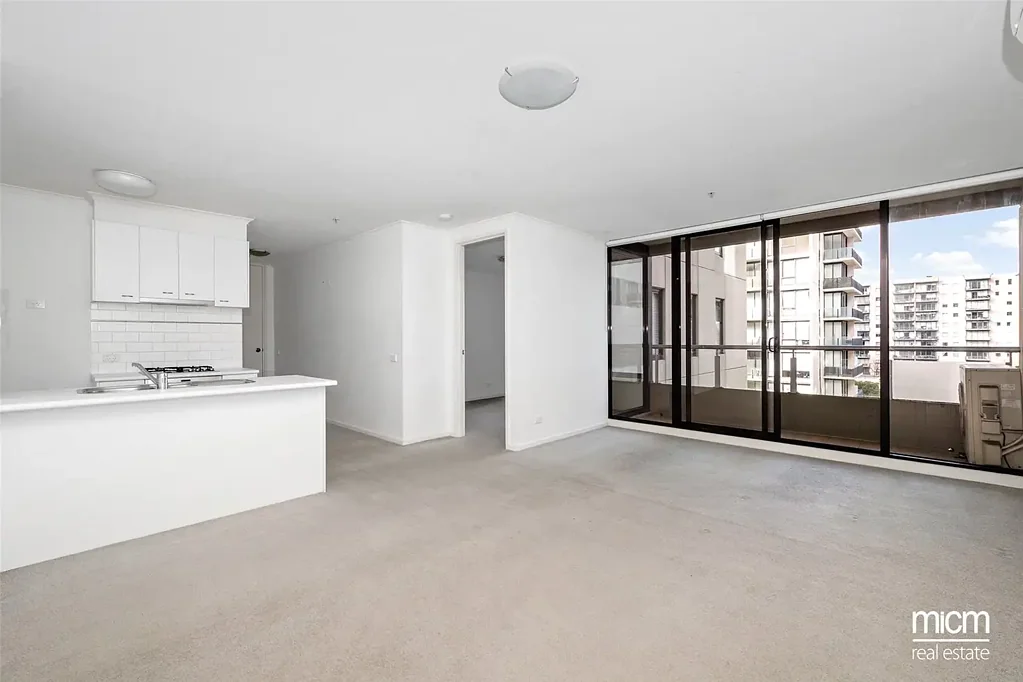 Spacious One Bedroom Apartment with Car Space