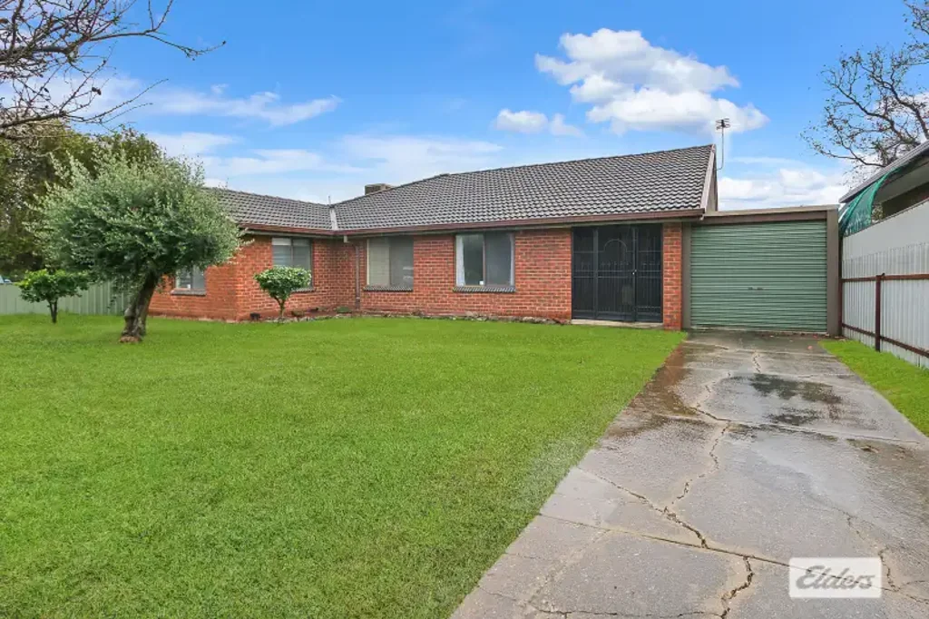Spacious living with workshop!
