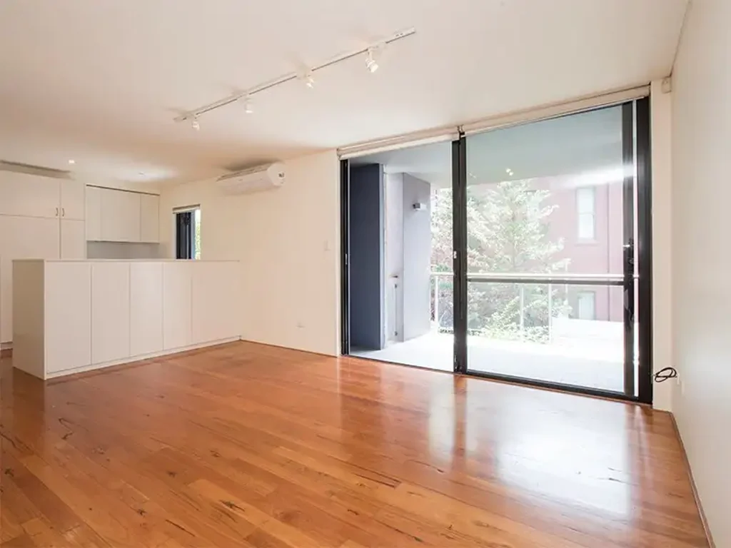Modern & spacious one bedroom apartment in the trendy suburb of Redfern.