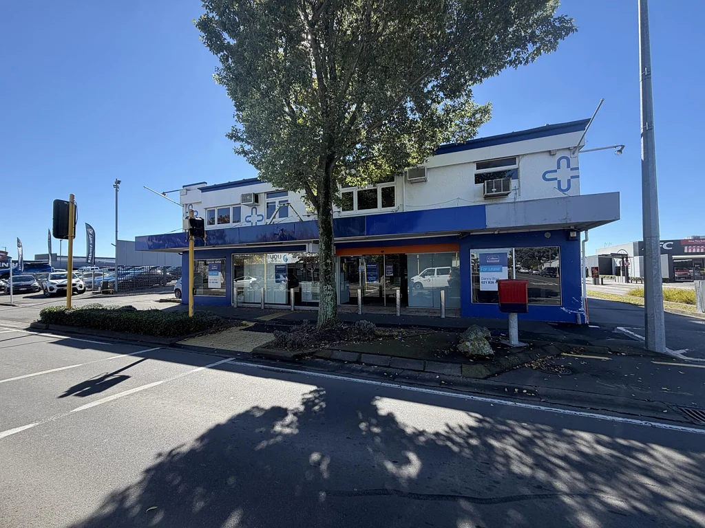 Longlands Large Space on Busy Heretaunga Street West