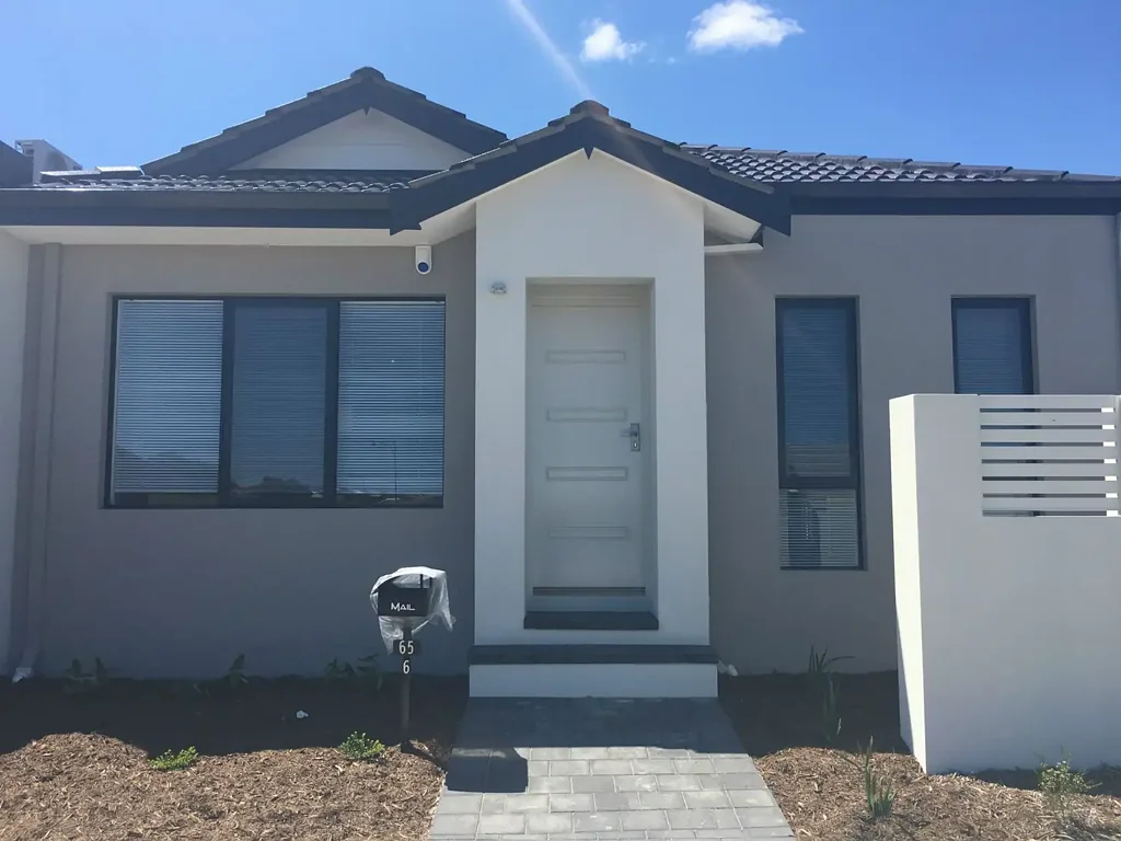 3 x 2 Close to Public Transport