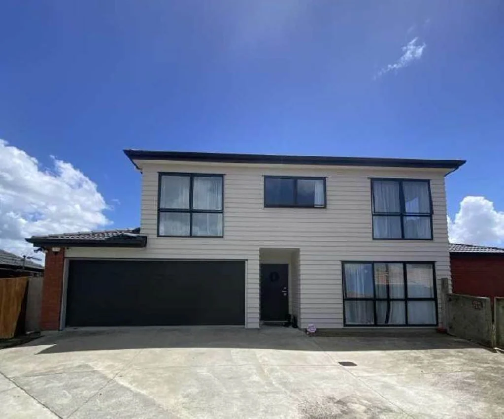 Modern 5-Bedroom Home in Longford Park