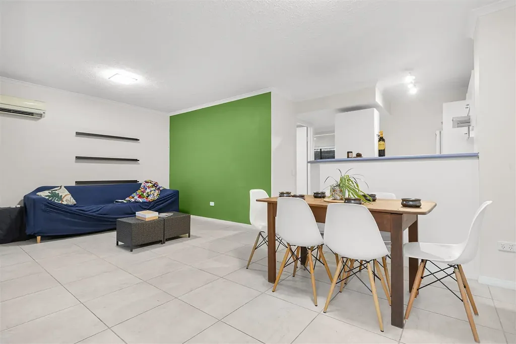 BREAK LEASE  - Modern 2-Bed Apartment with Balcony & Parking Minutes to CBD