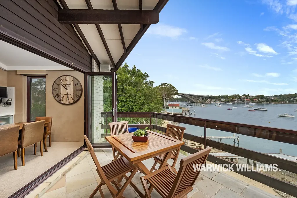 LUXURIOUSLY SCALED APARTMENT WITH INCLUSIONS OF EXECUTIVE STANDARD POSITIONED ON ELITE PENINSULA SETTING