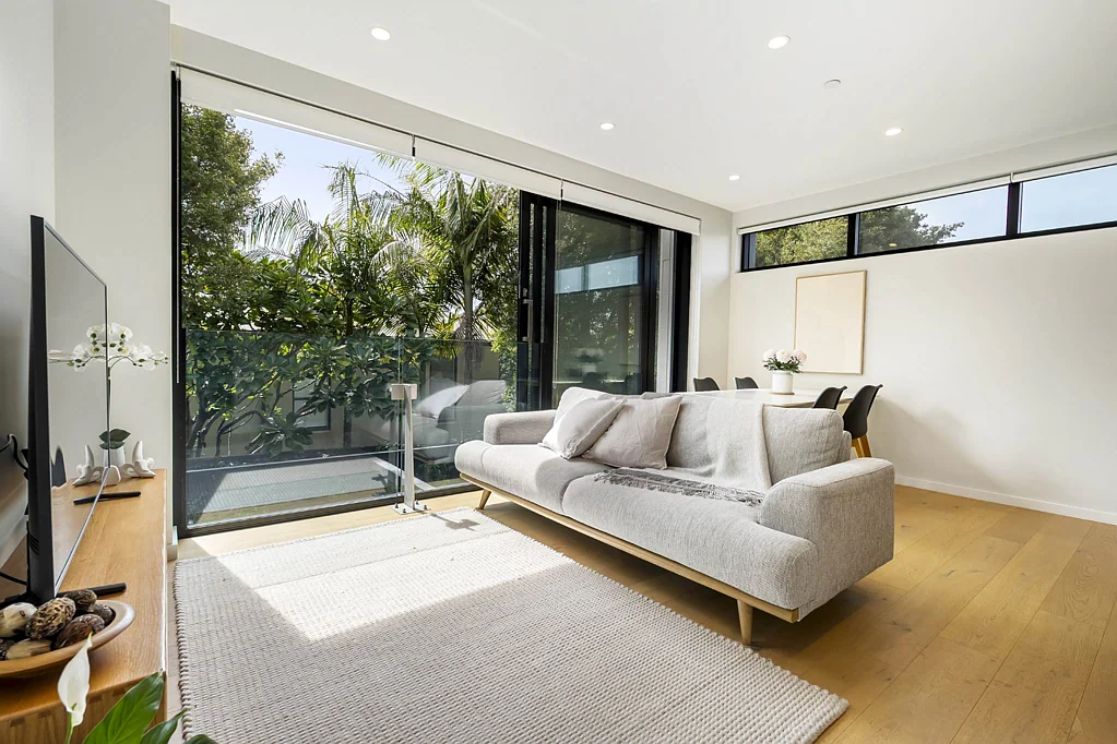 Mission Bay 1房 高位向阳 · 超值定价$755,000｜Mission Bay难得精品物业 Elevated, Sunny & Priced to Sell: $755,000
