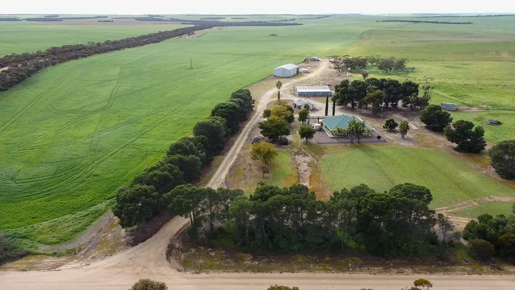 Lock  "PEAK-VIEW" – MIXED FARMING OPPORTUNITY