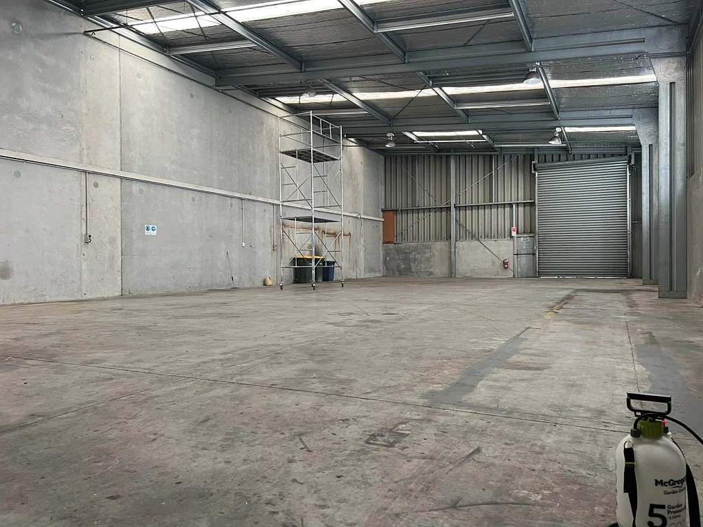 Ranui WAREHOUSE WITH DRIVE-THROUGH ACCESS