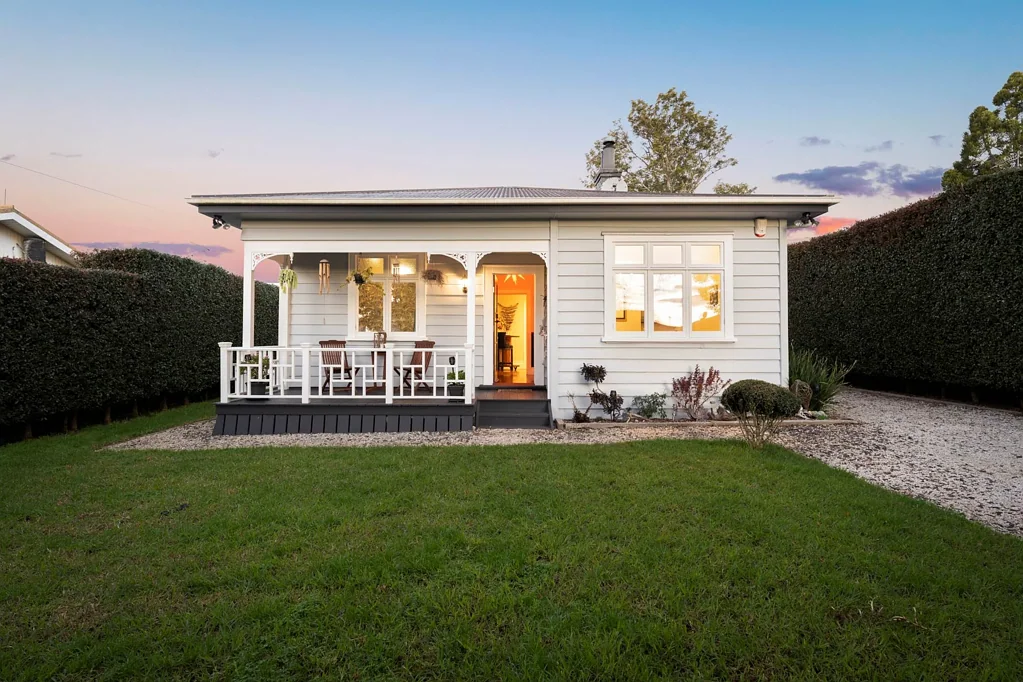 Pukekohe 3ਬੈੱਡਰੂਮ Vintage Charm with Contemporary Comforts