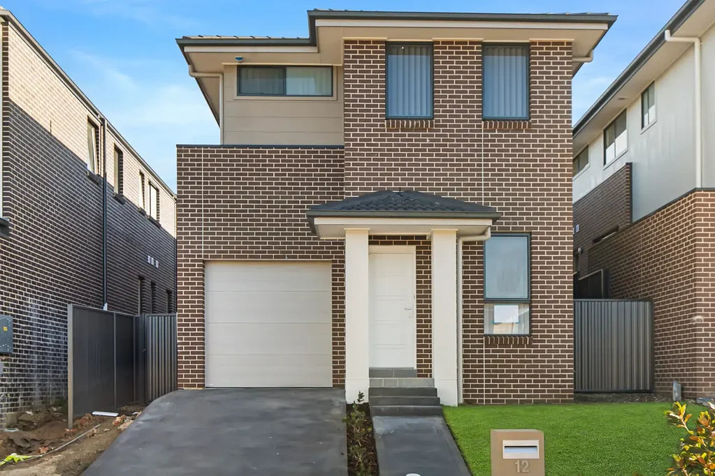 Modern Family Home - Short Drive to Local Amenities