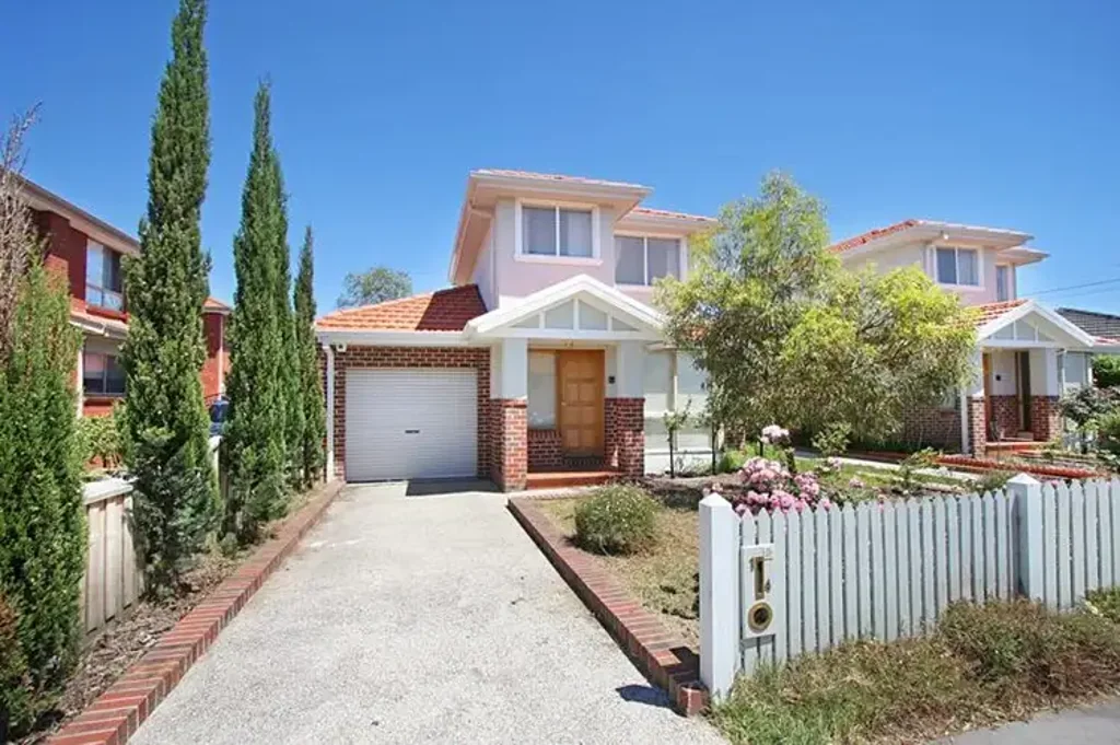ELEGANT TOWNHOUSE IN PRIME LOCATION!