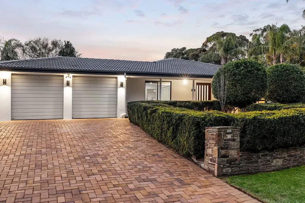 Flagstaff Hill 4 Slaapkamer A Complete Family Sanctuary of Style, Space & Sophistication.