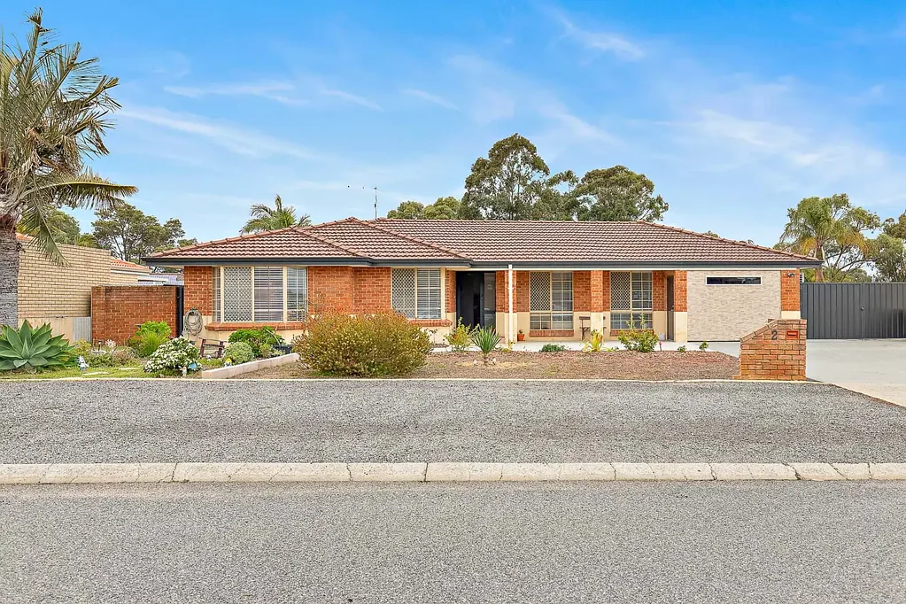 Lake Coogee 4房  Flexible Family Living in a Prime Lake Coogee Location!