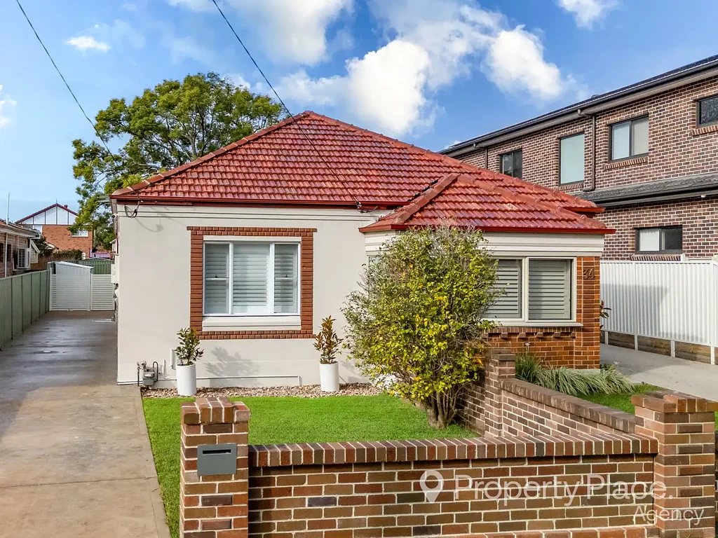 Double Brick Semi, Beautifully Updated & 600m to Train Station