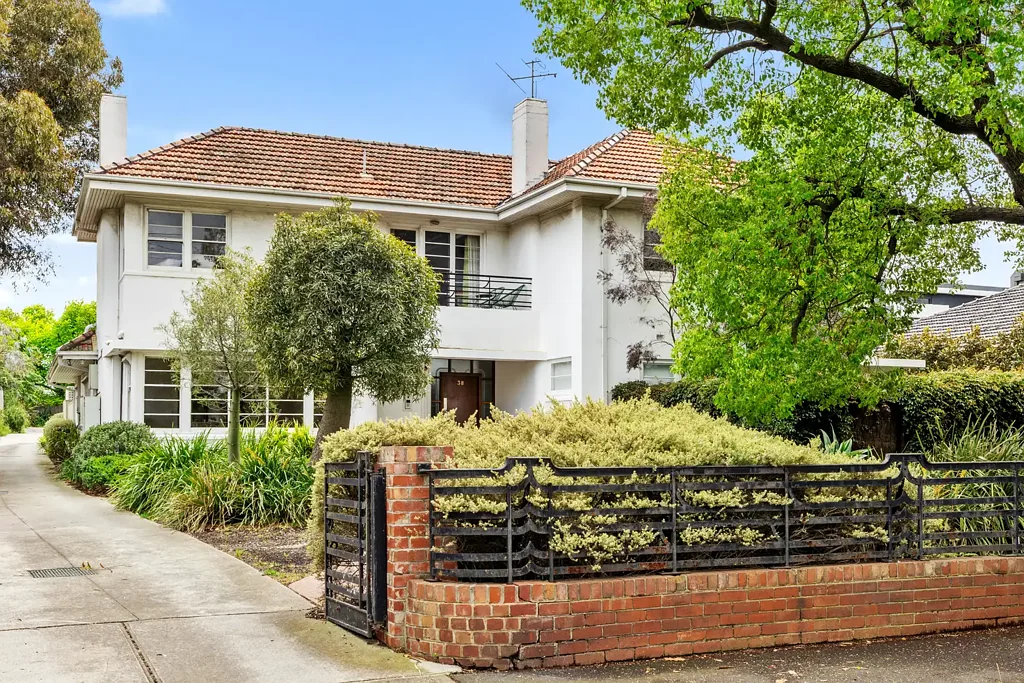 Footscray 2房 遗产艺术装饰 优美花园景观 现代石材厨房 宽敞卧室庭院 高天花板硬木地板 黄金地段新医院 FORTHCOMING AUCTION