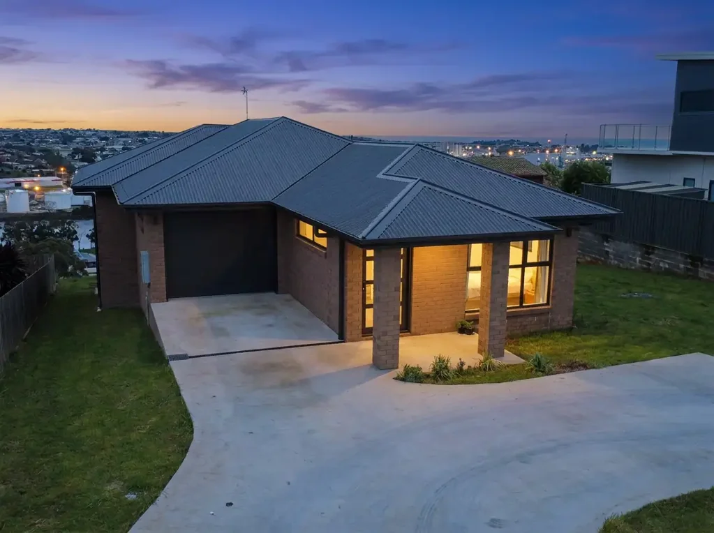 East Devonport 3બેડરૂમ Modern Family Home with Space, Comfort and Views
