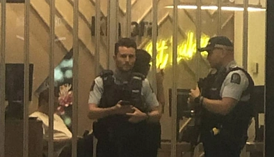 奥克兰中区商场涉枪，男子在银行前举止诡异，大量警察涌入