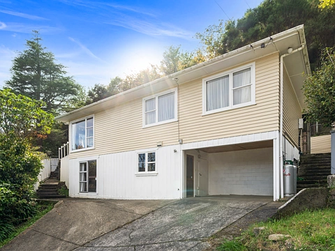 Wainuiomata 3房  Space, Potential & Location - Act Fast!