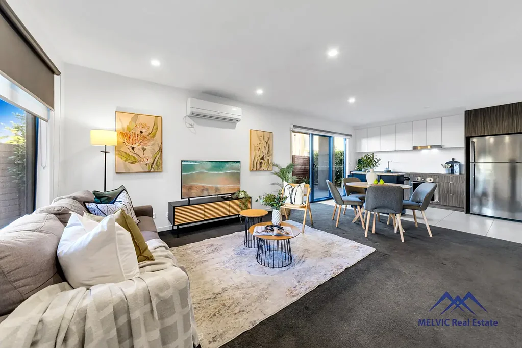 Carrum Downs 2房 现代单元房 2018年建 85m²楼面 私密围栏 户外用餐区 开放式厨房 主卧带Ensuite 车库储物 购物中心近 Refined Contemporary Living with Exclusive Outdoor Space