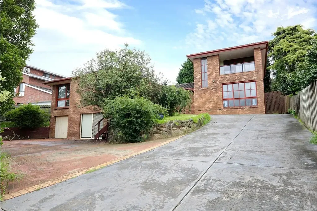 MASSIVE FAMILY HOME IN THE HEART OF WHEELERS HILL!