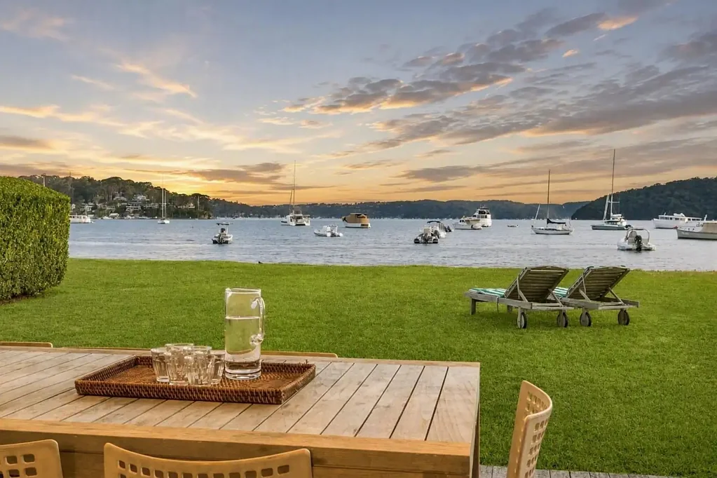 Palm Beach 4 Slaapkamer Absolute beachfront on Iluka Road