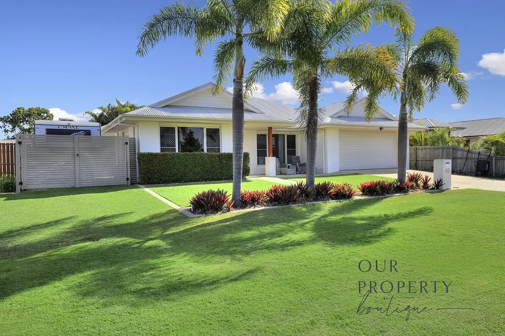 Large Contemporary Home In a Top Location - Walk to Bowls Club and Beach