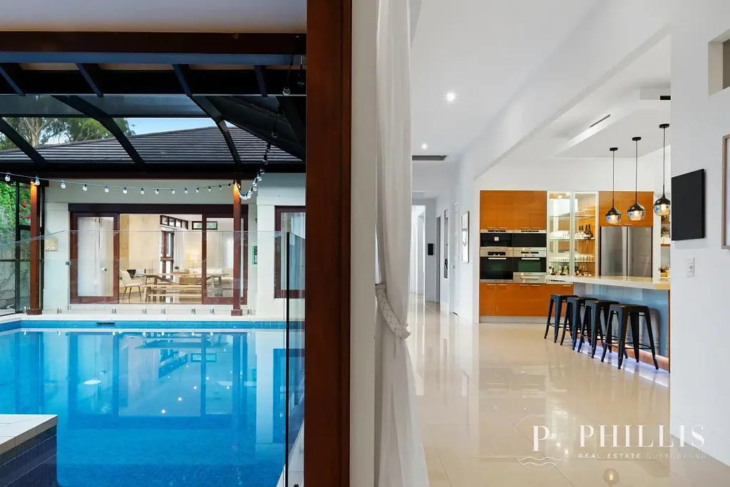 Hope Island 4ห้องนอน Originally Built For a Royal Family Member! Full Concrete Construction, Very Private.